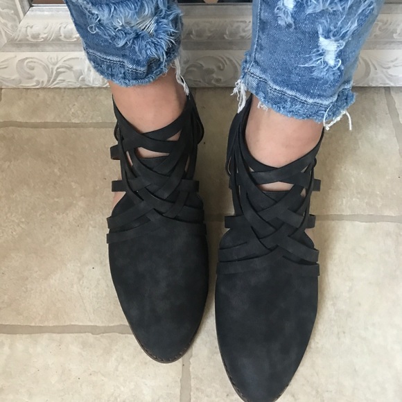 LAST 1️⃣ Vegan Leather Ankle Cut Out Bootie - Picture 4 of 7